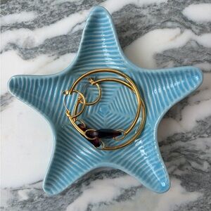 Elegant round hoop earrings.